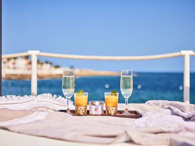 Badezimmer mit Badewanne, Regenduschkopf und weißer Handtuchleiter im modernen Stil.