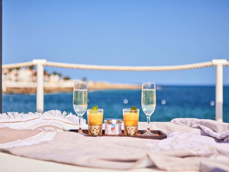 Badkamer met badkuip, regendouchekop en witte handdoekladder in een moderne stijl.