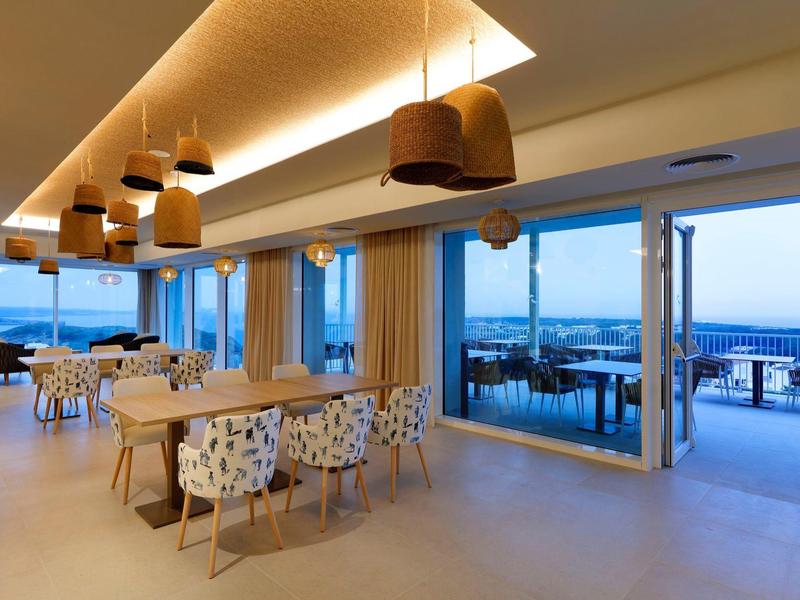 Nowoczesna restauracja z widokiem na morze i eleganckim umeblowaniem.