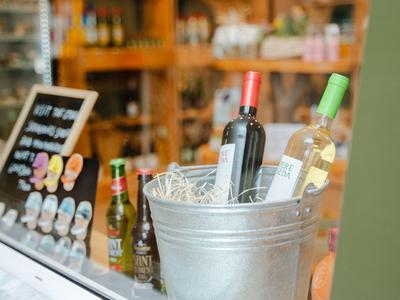 Bottiglie di vino e birra in un secchiello di ghiaccio in un negozio accogliente