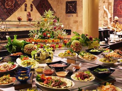 Ein farbenfrohes Buffet mit vielseitigen Salaten und Gemüsearrangements in elegantem Essraum.