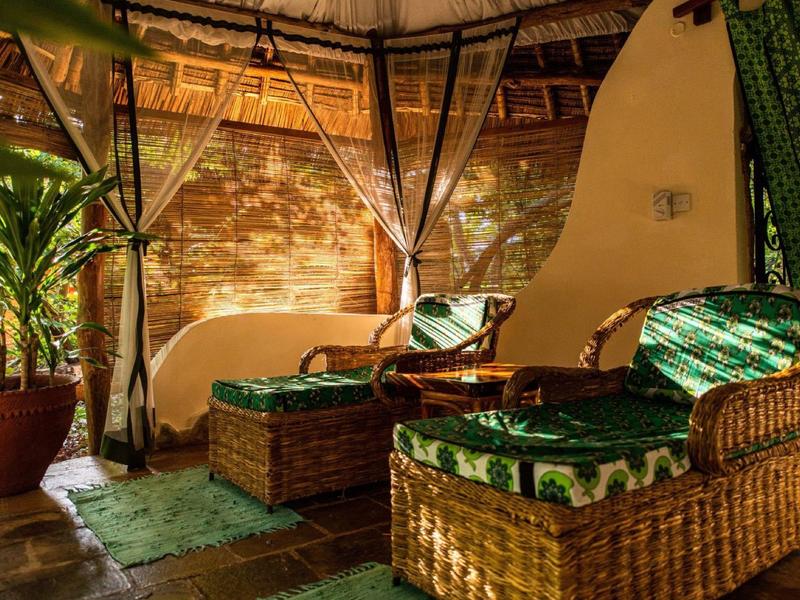 Salon confortable avec mobilier en bambou et décor tropical dans un hôtel.