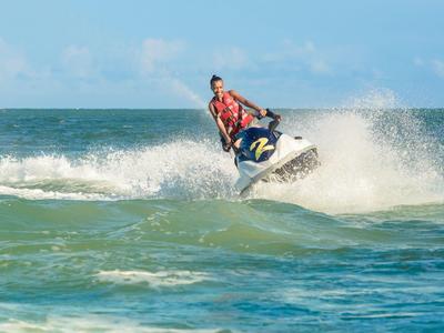Personne saute avec un jet-ski sur les vagues de la mer par une journée ensoleillée.