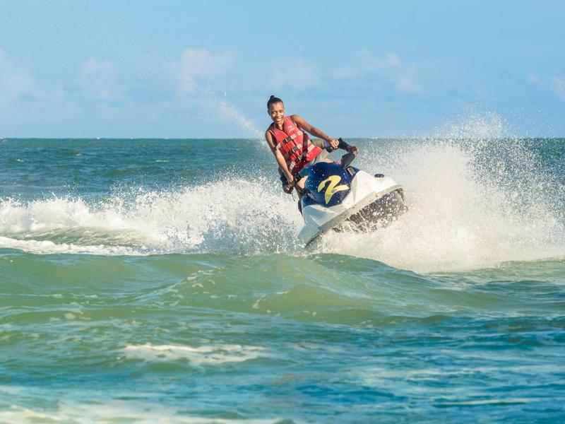 Personne faisant du jet ski sur la mer par temps ensoleillé.