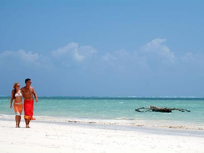 Salon confortable avec meubles en bois et lumière chaude dans une maison de vacances.