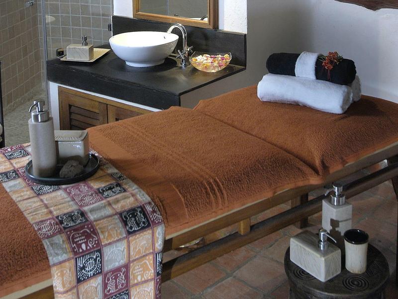 Sala trattamento con comoda poltrona marrone e asciugamani per il benessere