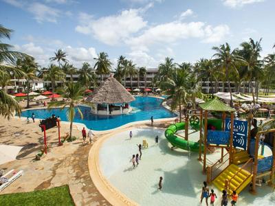 Wasserpark mit Pools, Wasserrutschen und Palmen in einem tropischen Hotelresort.