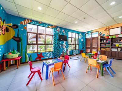 Weißes mehrstöckiges Hotelgebäude mit Balkon neben dem Meer und blauem Himmel.