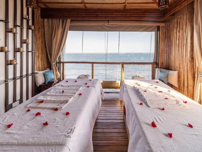 Modernes Hotelbadezimmer mit großem Spiegel, Waschbecken, Toilette und Dusche.