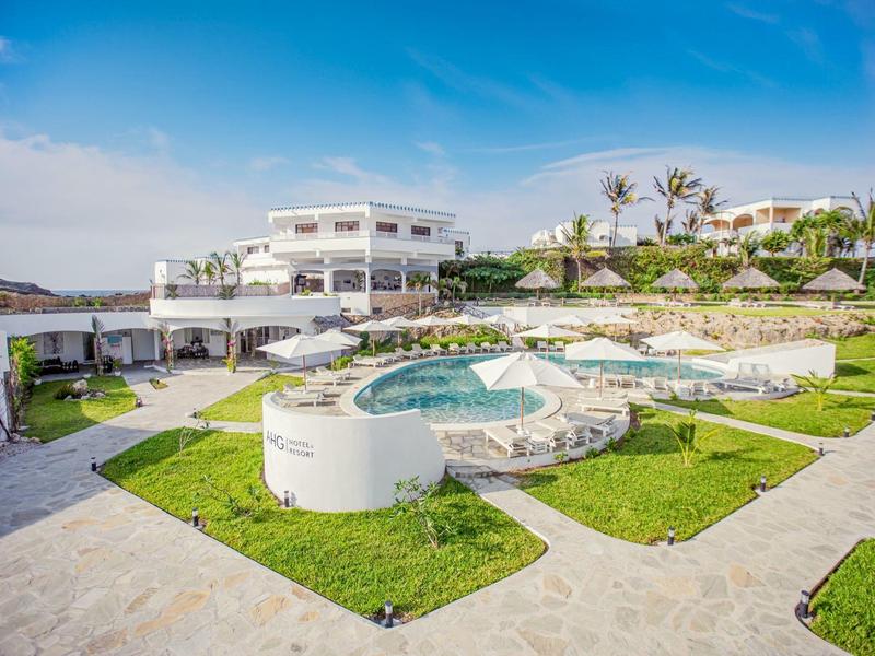 Espace spa moderne avec piscine extérieure et jardin bien entretenu en emplacement ensoleillé.