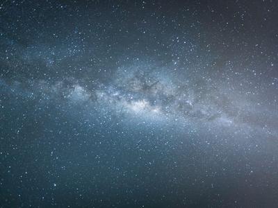 Sternenhimmel mit sichtbarer Milchstraße bei Nacht.