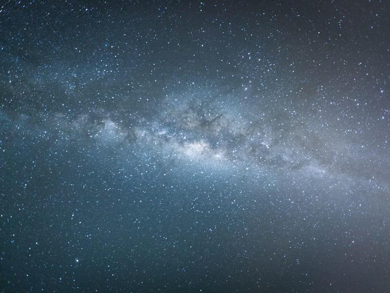 Nuit claire avec une vue splendide des étoiles et de la Voie lactée