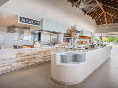 Modernes Buffet im Hotel mit jamaikanischem Essensbereich und heller, offener Gestaltung.