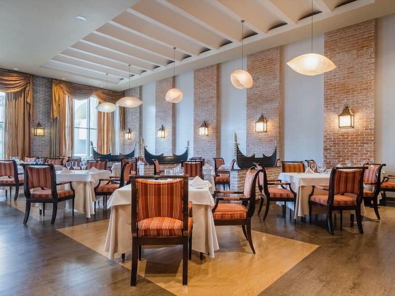Elegantní restaurace s prostřenými stoly a teplou atmosférou v hotelu