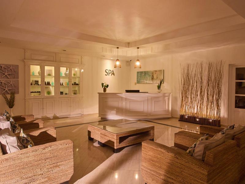 Pohodlná recepce spa s pohodlnými křesly a teplým osvětlením.