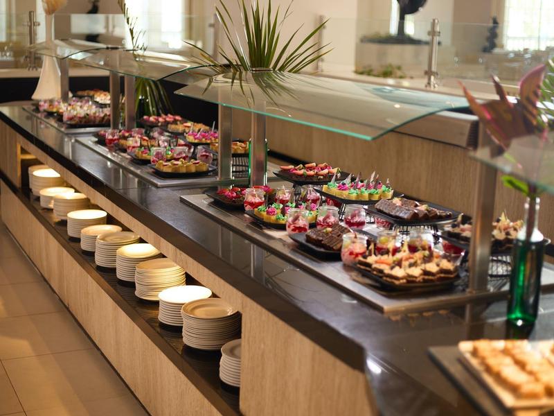 Buffet met verschillende desserts en gebak in een hotelrestaurant.