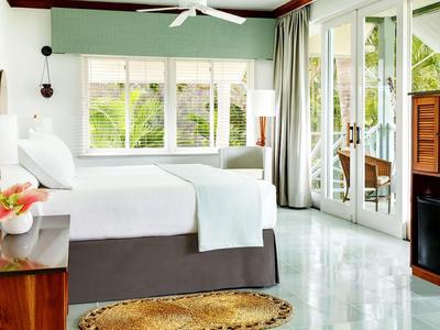 Modernes Hotelzimmer mit großem Bett, Fliegengitterfenstern und Balkon, hell und einladend.