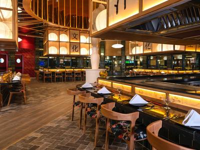 Elegantes Restaurant mit edlen Holzmöbeln und stimmungsvoller Beleuchtung