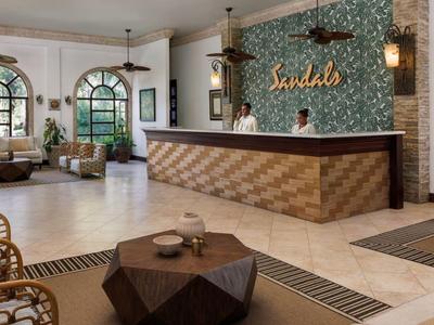 Elegante hotellobby met lichte vloer, zitgedeeltes en receptie voor een decoratieve muur