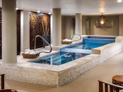 Overdekt zwembad met verlicht zwembad en gezellige zitruimte.