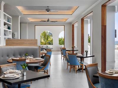 Moderne hotel eetruimte met grote ramen en zeezicht