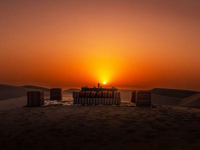 Sonnenuntergang mit Sandstränden und Sitzgelegenheiten im Freien