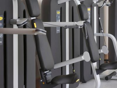 Nahaufnahme von modernen Fitnessgeräten in einem Trainingsbereich.