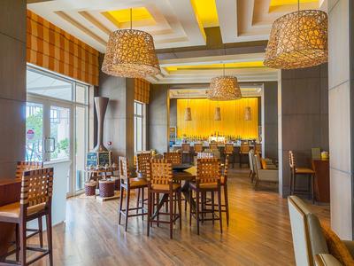 Nowoczesny bar w hotelu z drewnianą podłogą, miejscami do siedzenia i ciepłym oświetleniem