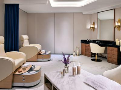 Moderně zařízený hotelový wellness s pohodlnými křesly a elegantním stylem.