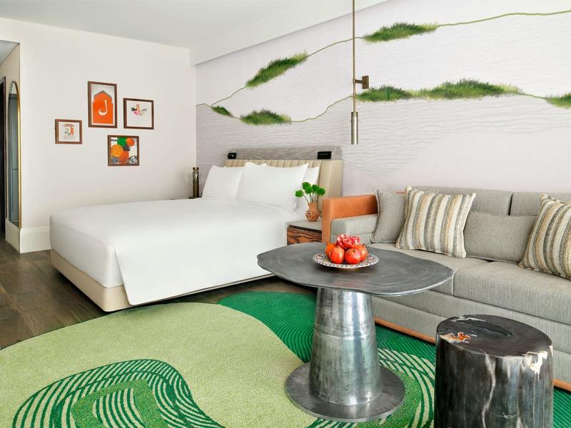 Osoba leží uvolněně na masážním stole pod několika sprchami.