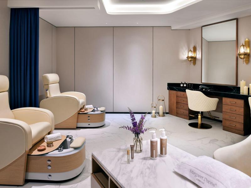 Moderně zařízený hotelový wellness s pohodlnými křesly a elegantním stylem.