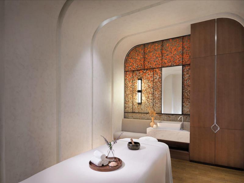 Elegantní wellness místnost s masážním lehátkem, teplým osvětlením a dřevěnými prvky