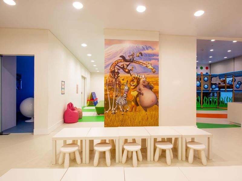 Kinderhoek met kleurrijke zitzakken, stoelen en levendige wanddecoratie in het hotel.