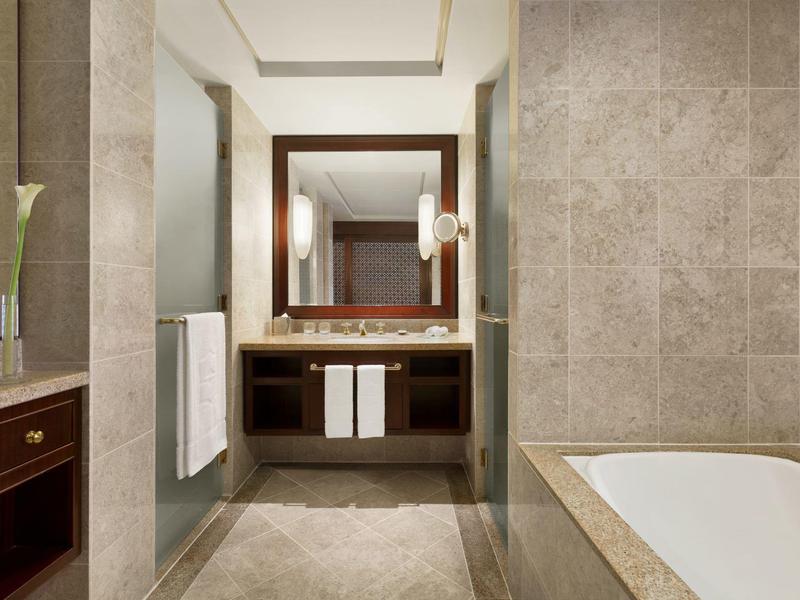 Světla, moderní koupelna s velkým zrcadlem, umyvadlem a vanou.