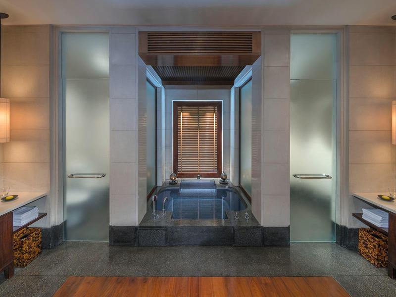 Moderní, stylová koupelna se symetrickým uspořádáním a tlumeným osvětlením.