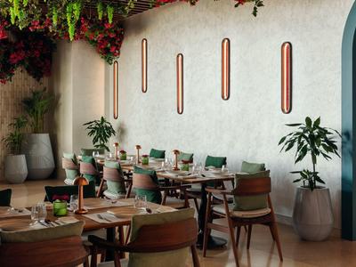 Moderní venkovní prostor hotelu s barem a posezením za denního světla.