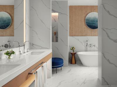 Moderní koupelna s bílým mramorem, volně stojící vanou a dřevěnými doplňky.