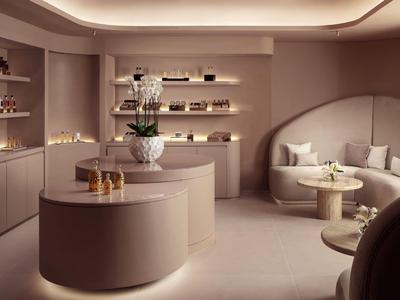 Elegantní moderní salonek s zakřiveným nábytkem a teplým osvětlením.