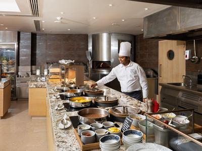 Uno chef in una cucina di ristorante moderna prepara diversi piatti.