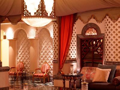Elegantní interiér v marockém stylu, bohatě zdobený světly, nábytkem a vzory.