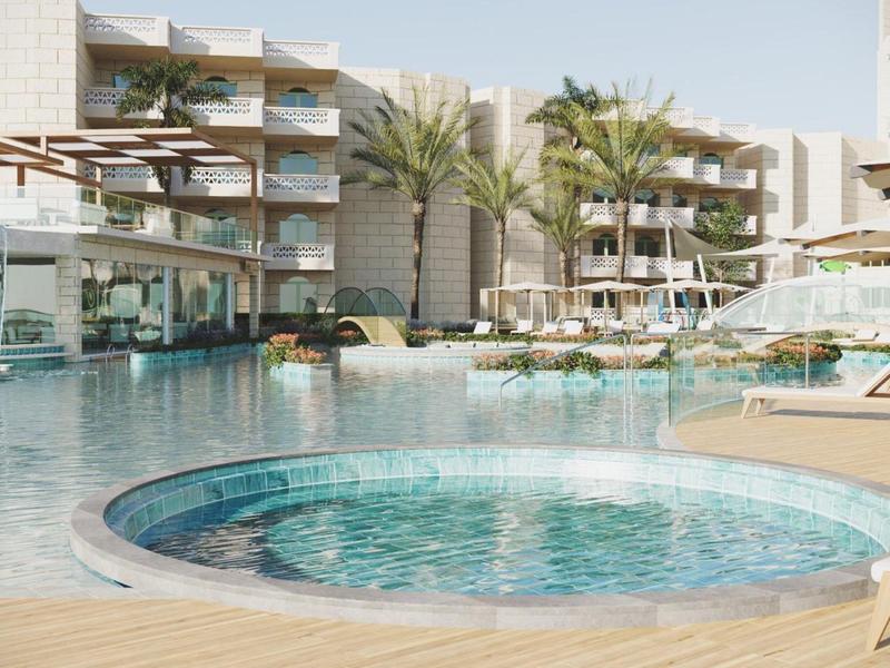 Hotel de lujo con jardines de palmeras y modernas áreas de piscina bajo luz solar.