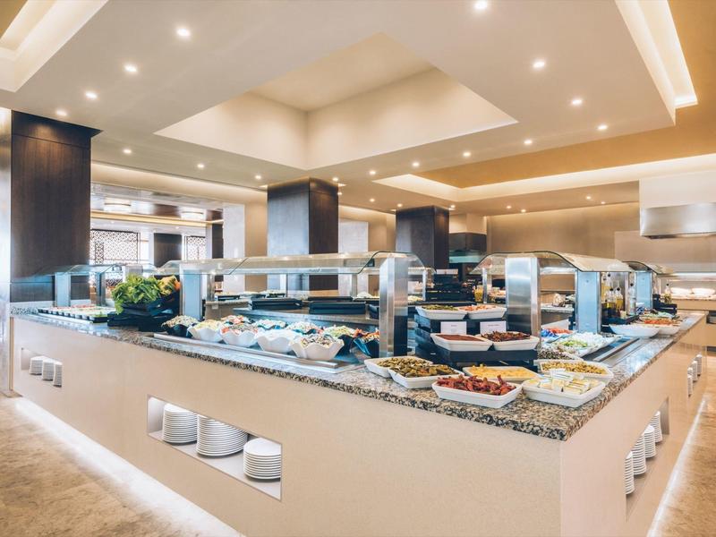 Espace buffet lumineux et moderne dans un restaurant d'hôtel avec une variété de plats.