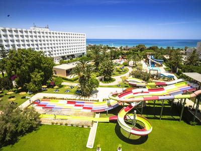 Hôtel avec grands toboggans aquatiques et jardins en bord de mer