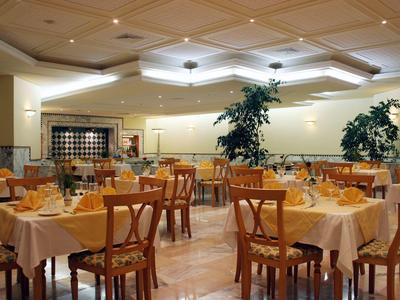 Elegantes Restaurant mit gedeckten Tischen und warmem Ambiente.