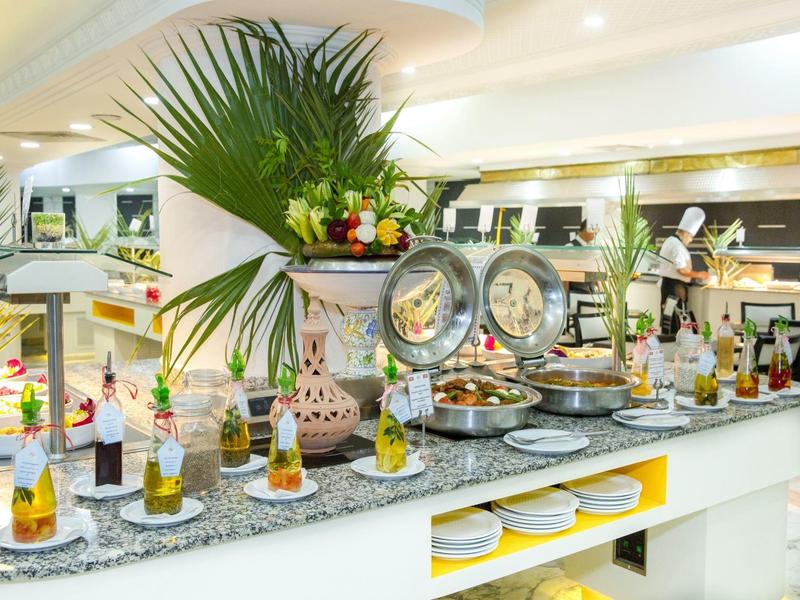 Buffet mit einer Auswahl an Getränken, Obst und Speisen in eleganter Umgebung