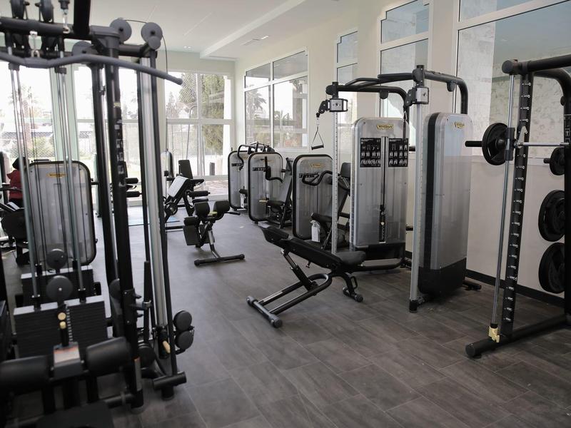 Palestra moderna con diverse attrezzature in una stanza luminosa.