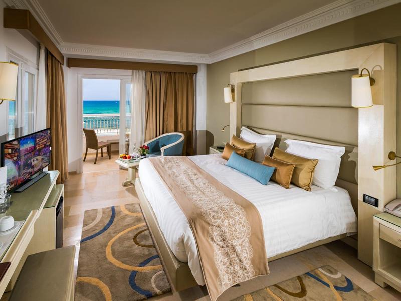 Nowoczesny pokój hotelowy z łóżkiem podwójnym, balkonem i widokiem na morze