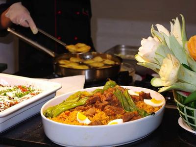 Bufet s různými pokrmy, včetně zapékací mísy a jídla s vejci a masem.