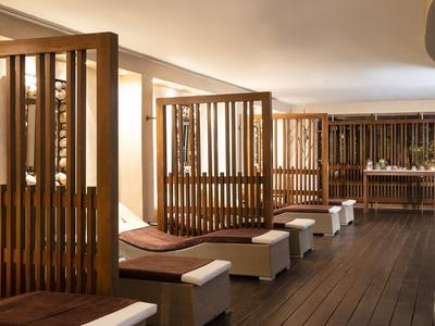 Nowoczesny pokój relaksacyjny z drewnianymi ściankami i wygodnymi miejscami do siedzenia w hotelu.