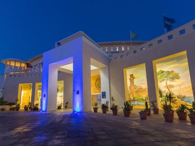 Budynek hotelu z oświetlonymi ścianami i dużymi oknami w nocy